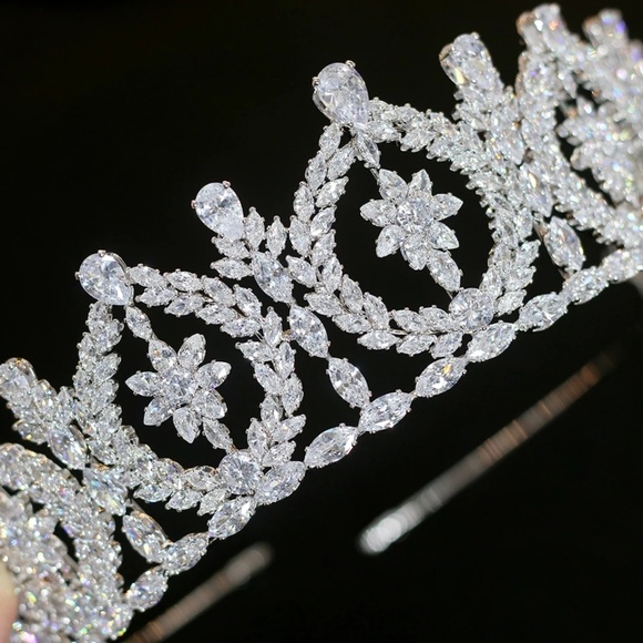 Crystal crown tiara for wedding hand made - Picture 3 of 3